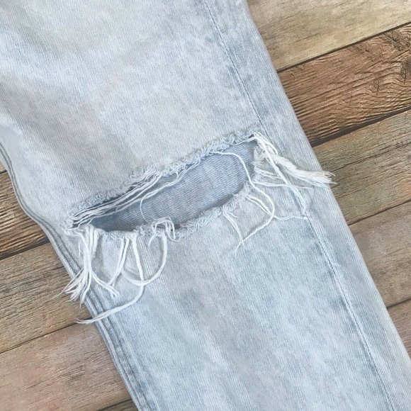 American Eagle Womens Size 6 Light Wash Distressed Ripped Raw Hem Mom Jean - Picture 3 of 7